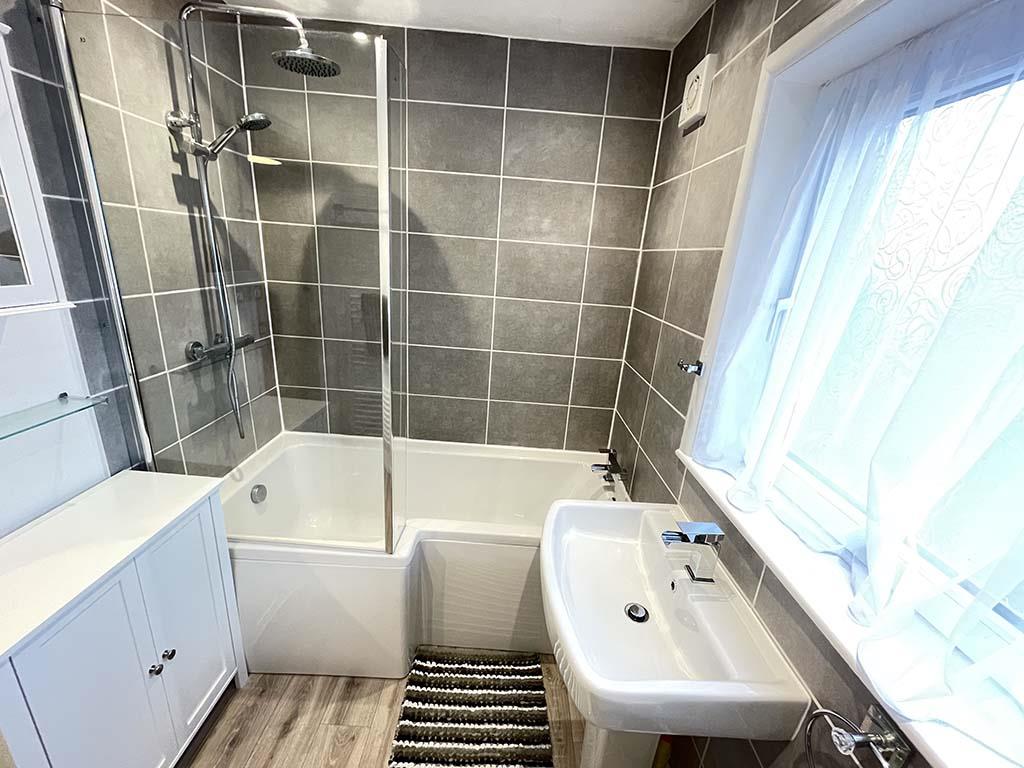 3 bedroom mid terrace house To Let in Barnoldswick - Bathroom
